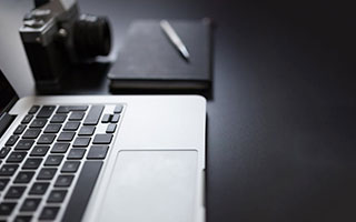 足球赛场风云变幻，胜负无常难预料